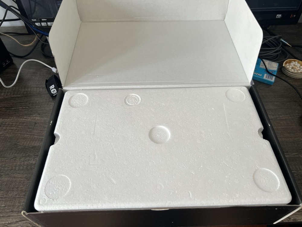 Native Instruments Maschine Mikro MK2 Groove Production Studio - White Open Box