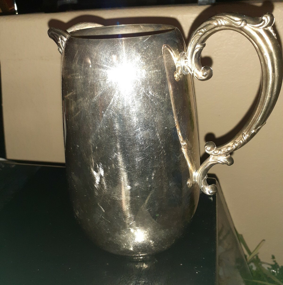 WM Rogers Silverplate Water Pitcher With Ice Lip 917