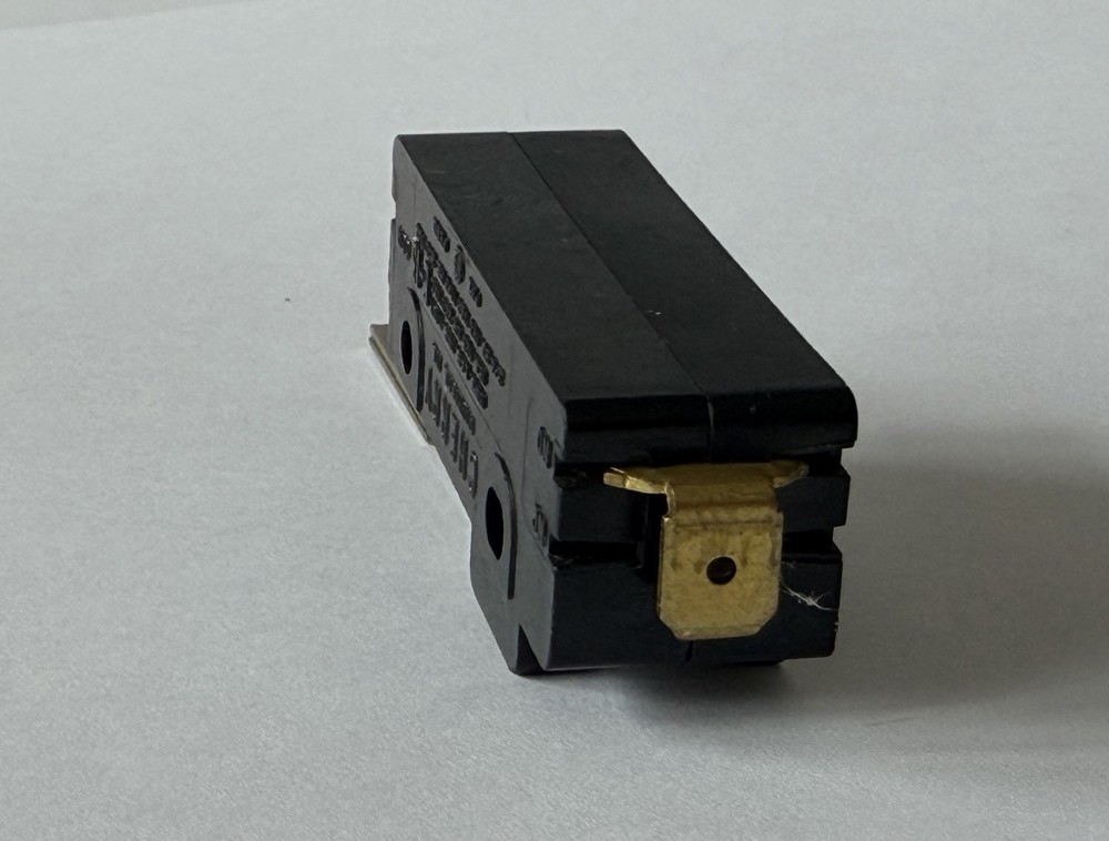 CHERRY E13, 15A SWITCH 125/250 VAC, NO, HINGE LEVER, NOS