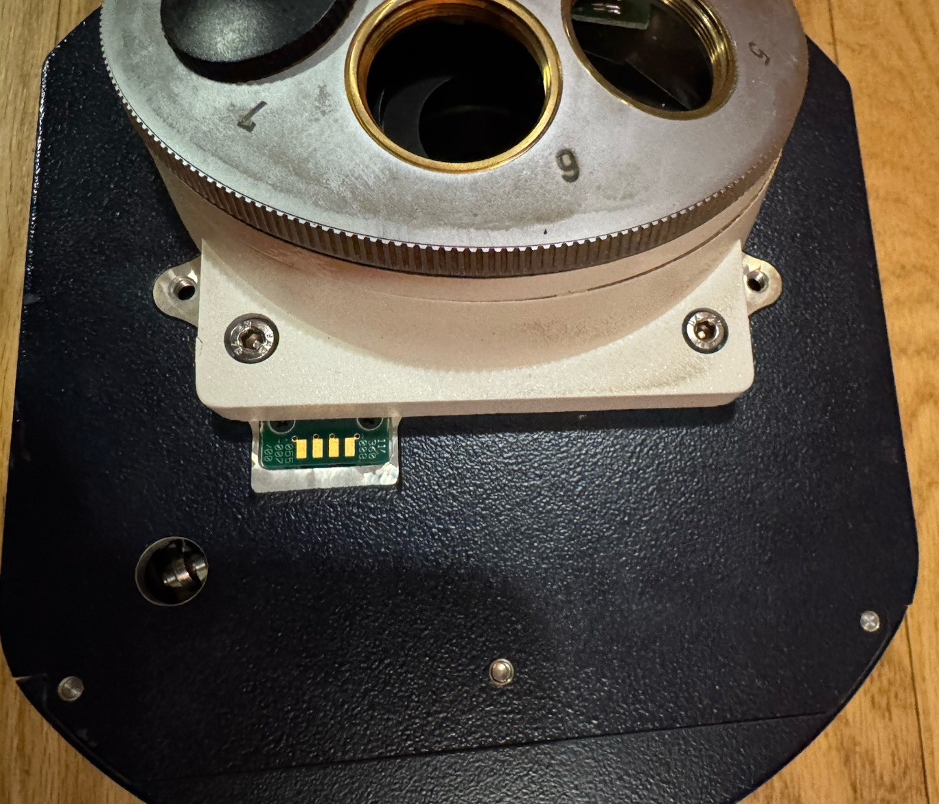 Leica 5000B with four Fluorescence Filter Cubes