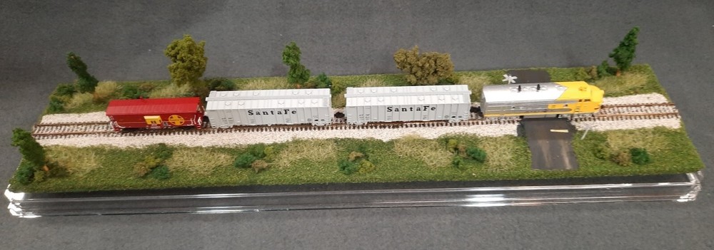 Z SCALE 16" SINGLE TRACK- TRAIN DISPLAY CASE-SUMMER SCENE-w/ RAILROAD CROSSING