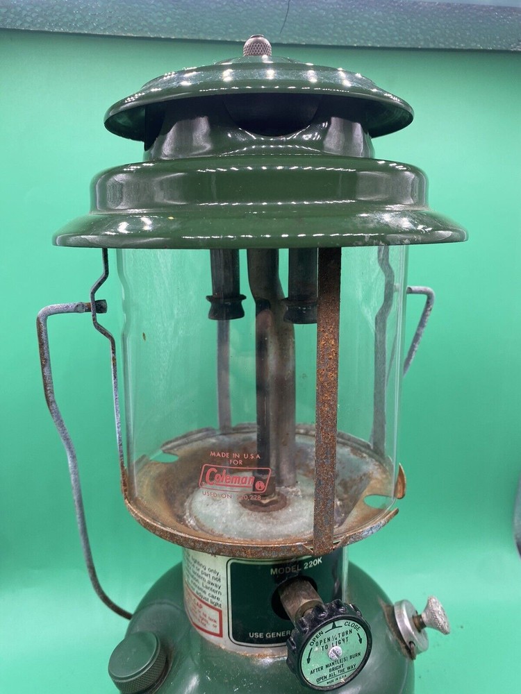 Vintage Coleman Dated 5/82 Double Mantle Lantern Model 220K