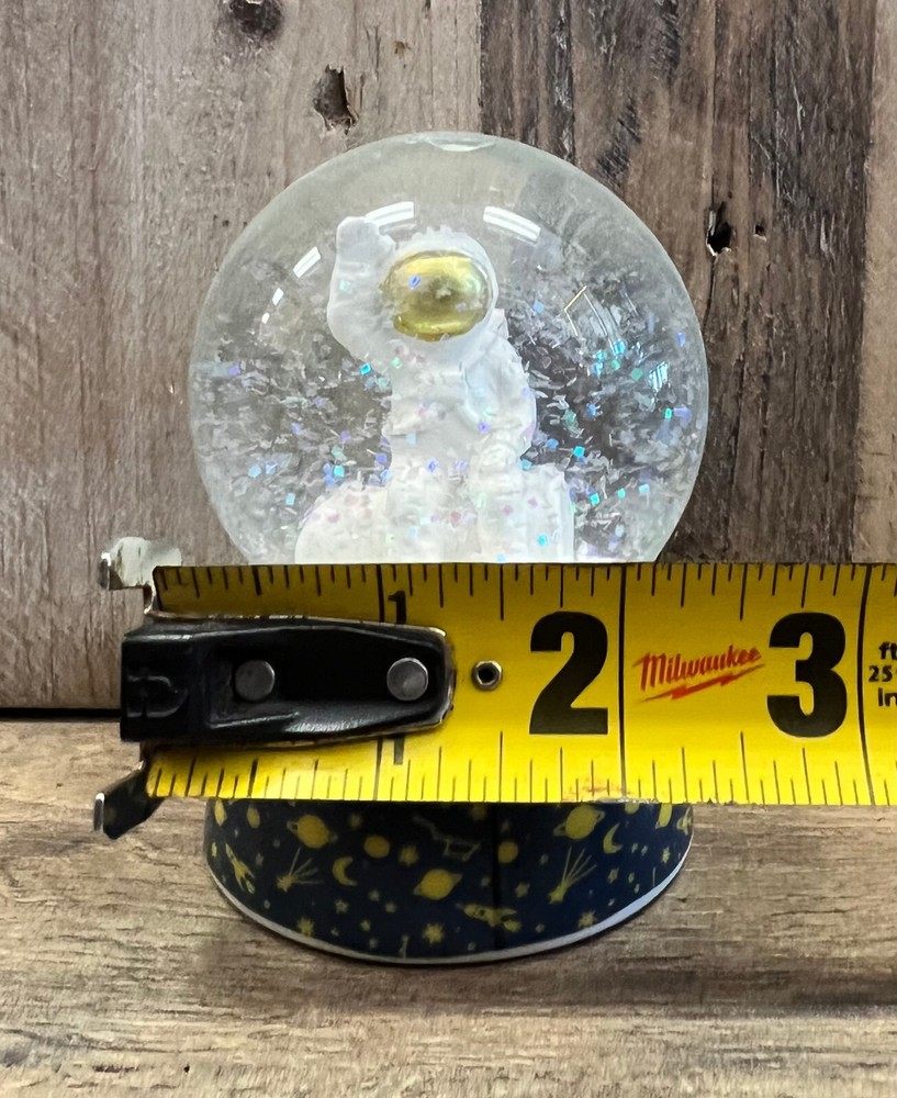 Astronaut Snow Globe 3.5" x 2"