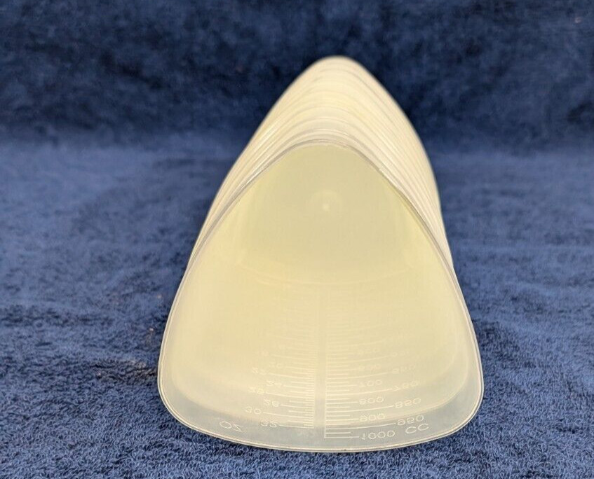 10 Medegen Polypropelene Triangular Graduated Measuring Container 32oz/1000cc