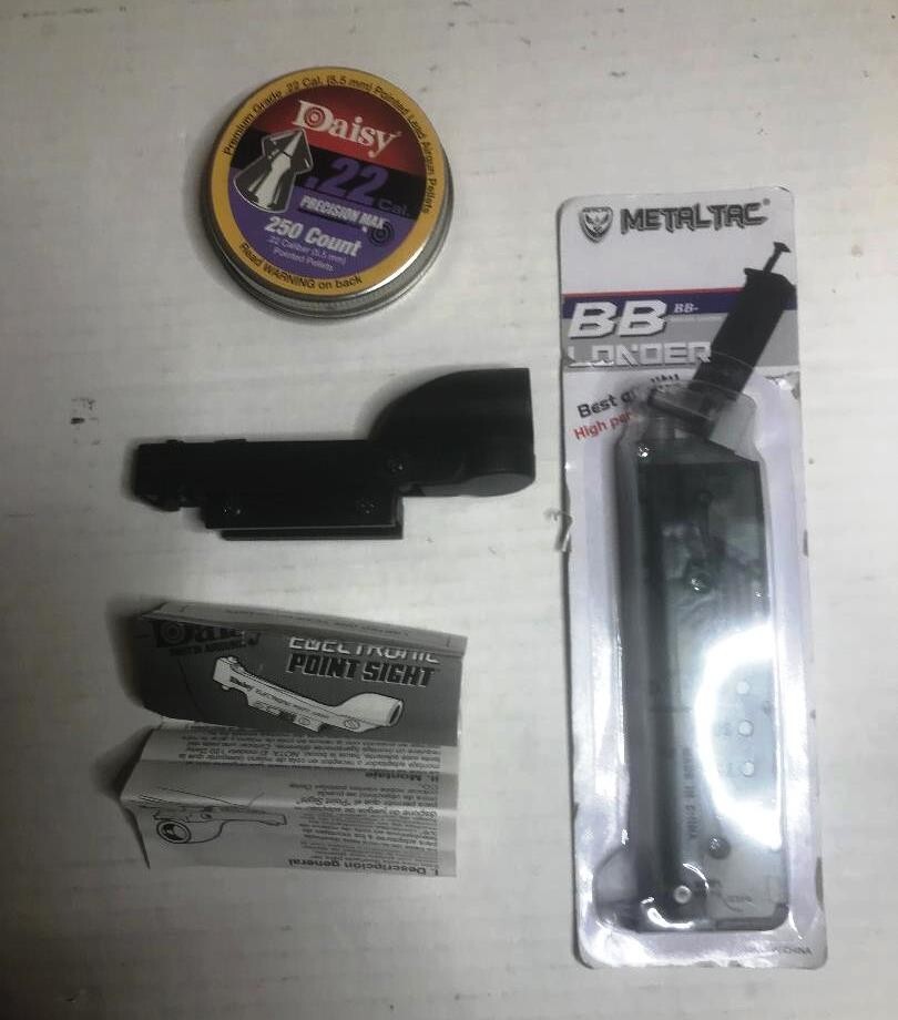 DAISY ELECTRONIC POINT SIGHT 7809, HOLSTER AND BB LOADER PLUS .22 CAL PELLETS