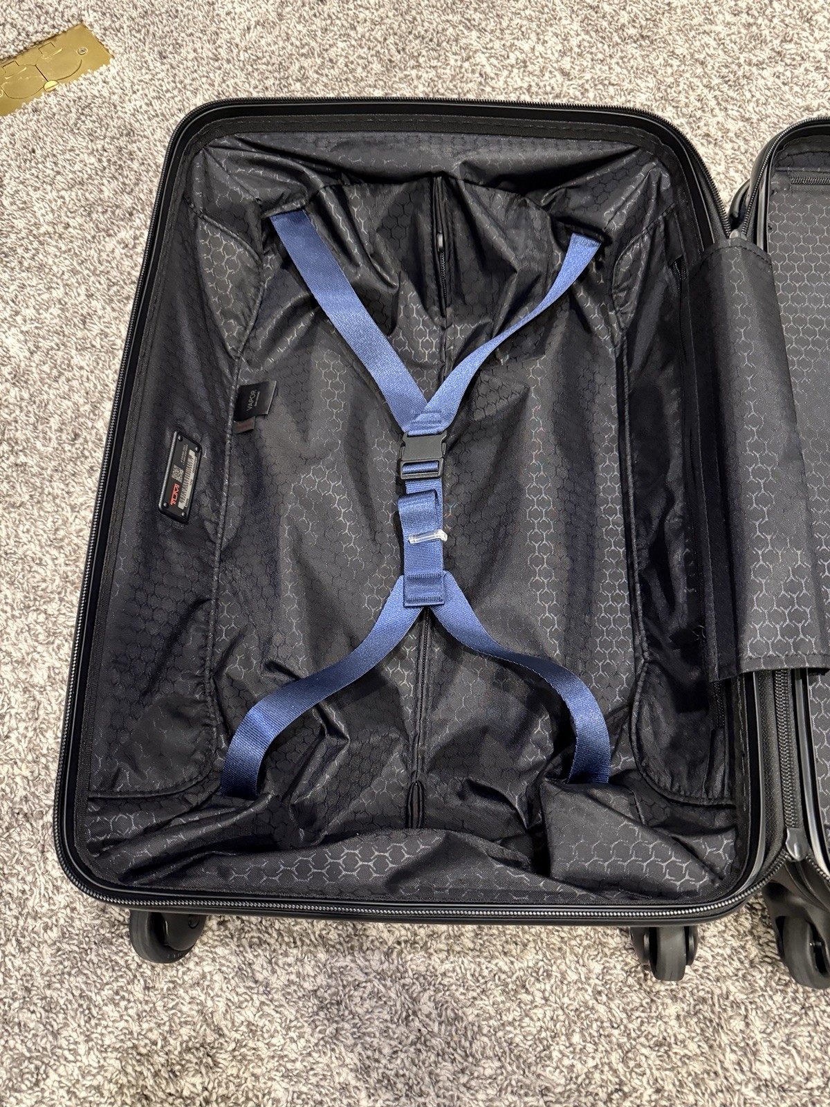 Tumi Fremont THORNHILL Backpack & 22” Vaporr international 22” Carry On Combo