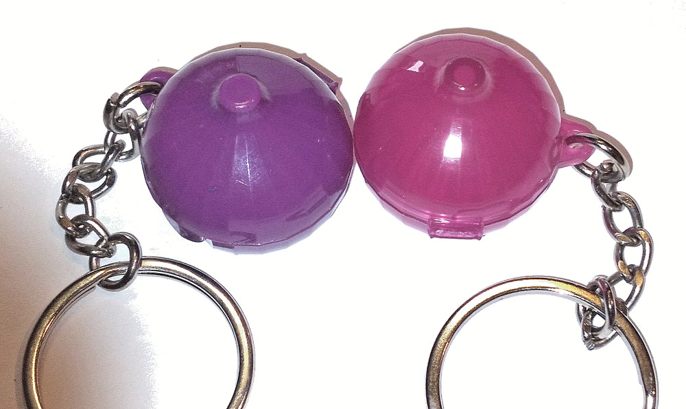 Tupperware Deep Opaque Purple Onion Keeper Keychain - New - Opens