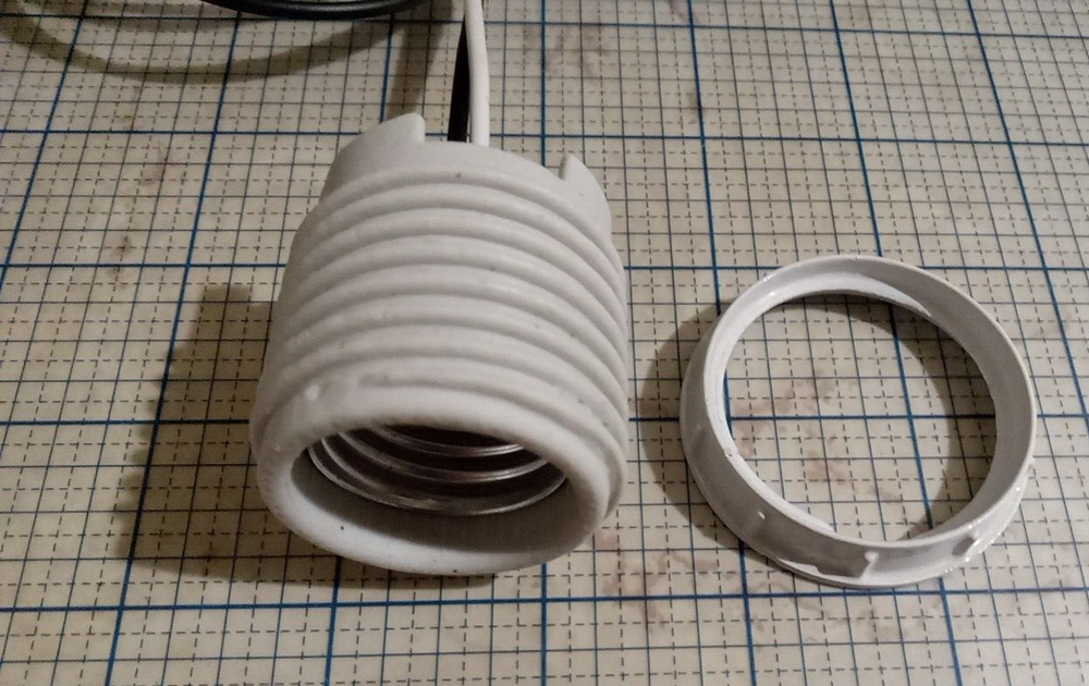Porcelain Threaded Medium Lamp Holder Replacement with Ring and 18 AWG Wire