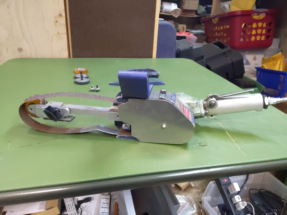 Dynabrade 11486 Dynabelter Belt Sander & Accessories *TESTED/WORKING*