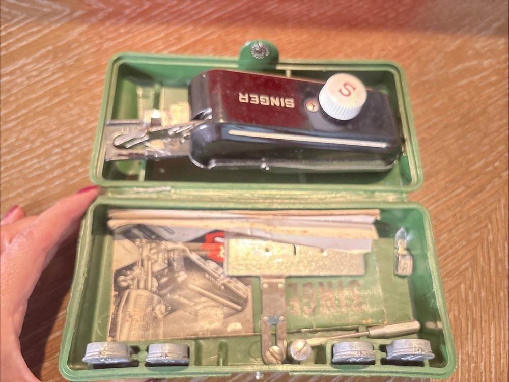 Singer Sewing Machine Button Hole Attachment VINTAGE Hand Held with Case (B2)