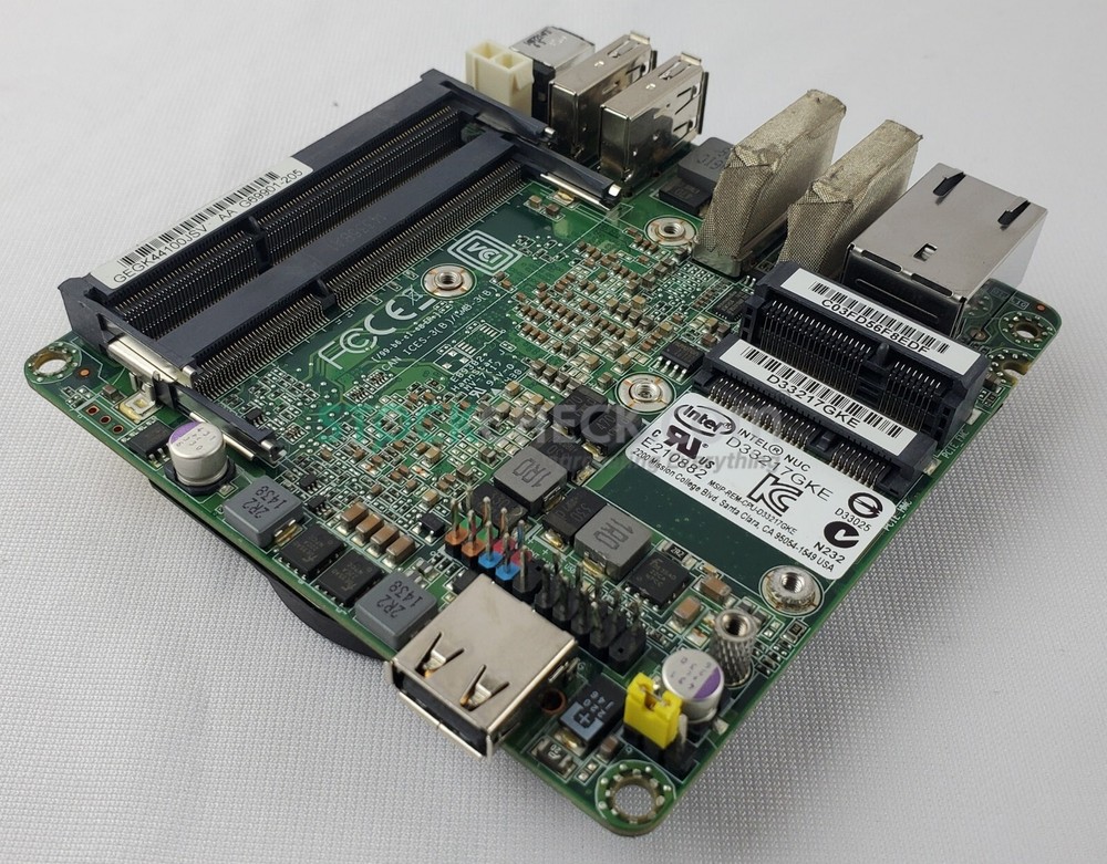 Intel D33217GKE NUC Board