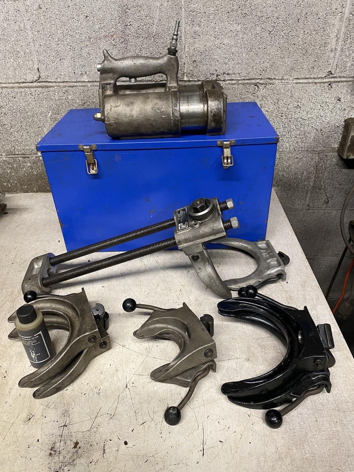 GP Tool GP 2020  Air Strut Spring Compressor with 4 Set Of Shoes, Working