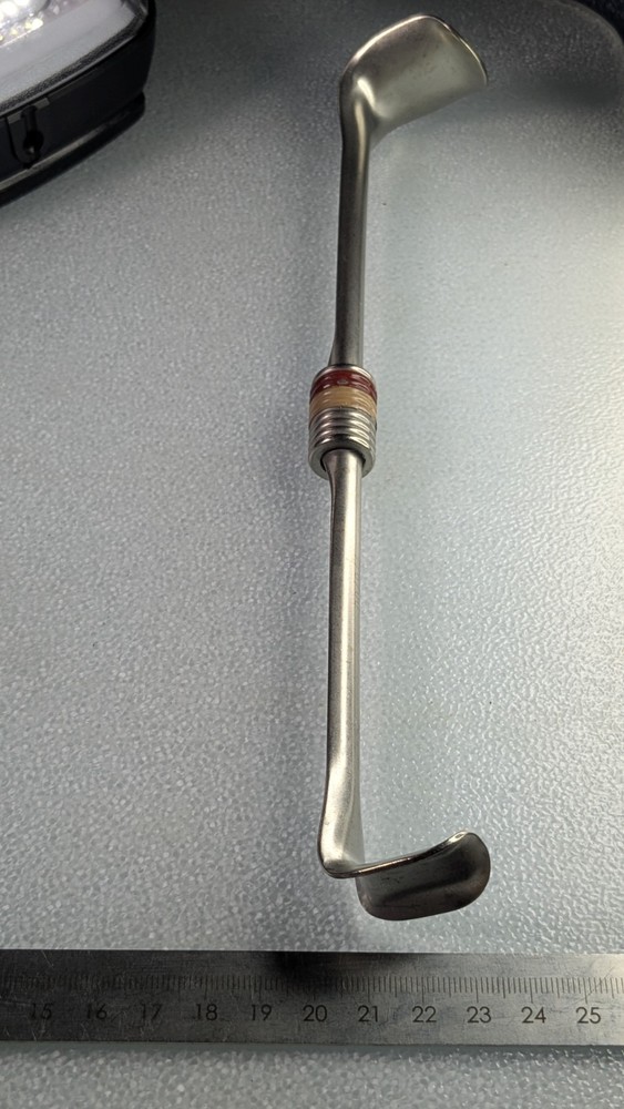 V Mueller Double-Ended Retractor SUJ490