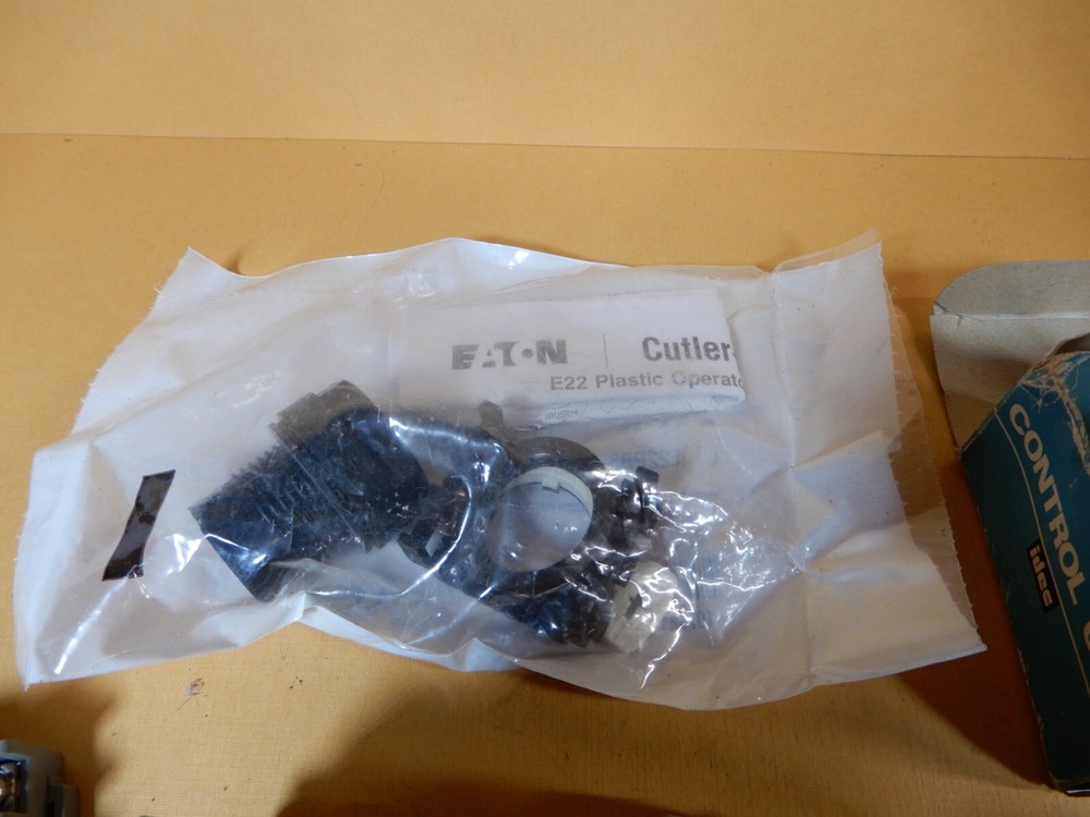 IDEC APW Lights & Operators Used Huge Lot Plus Relay Sockets ETC!