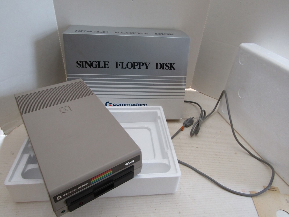 VINTAGE COMPUTER COMMODORE SINGLE FLOPPY DISK 1541 DRIVE POWERS ON