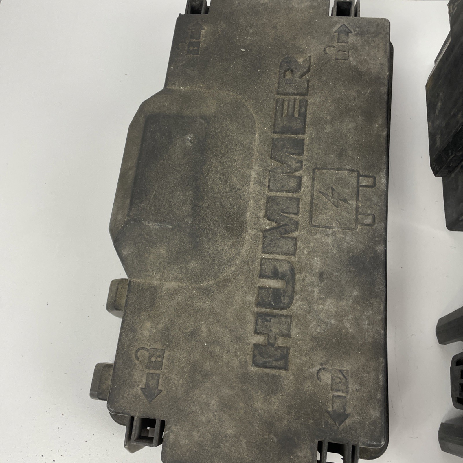 2008 Hummer H3 GM OEM 3.7L Fuse Box-Fuse Relay Box & lid 15906627 USED OEM