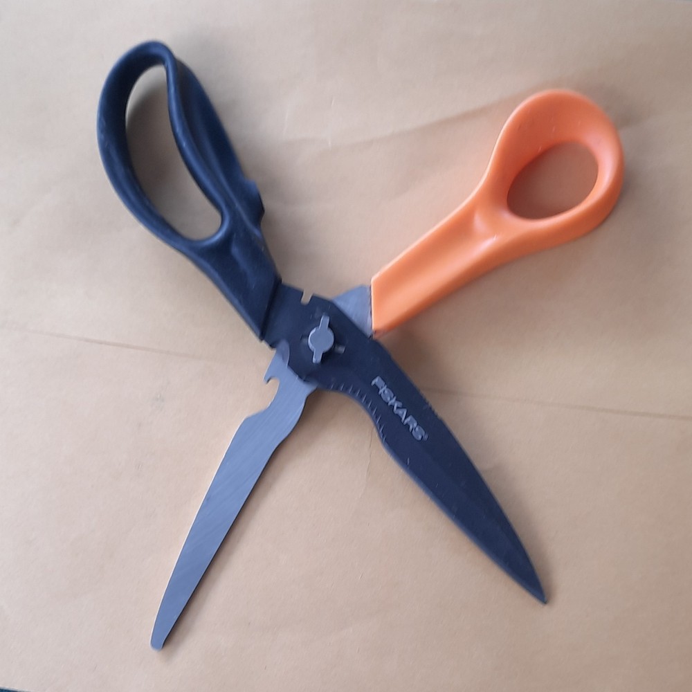 Fiskars Kitchen Shears Serrated Blade Black & Orange BC0111