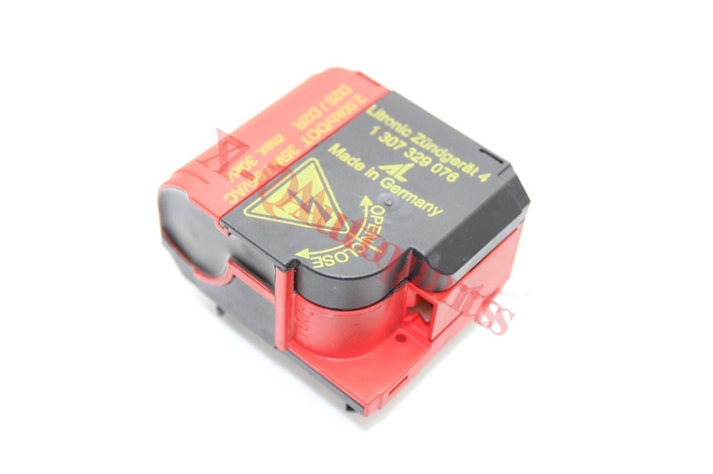 02-06 MINI COOPER S Headlight Ballast Igniter Socket.