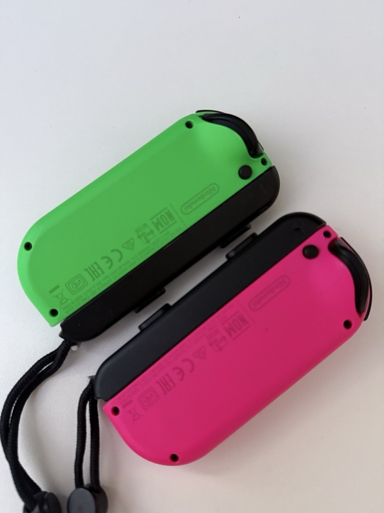 [Used] Assorted Nintendo Switch accessories (joy-con controllers. case, and etc)