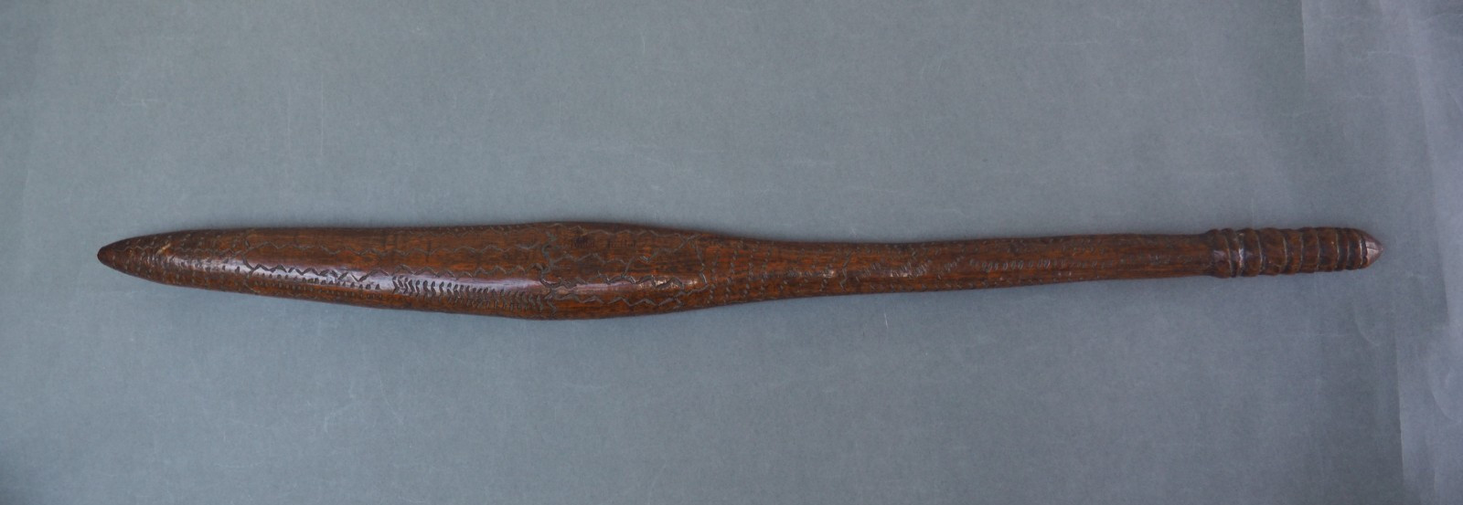 FINE ANTIQUE AUSTRALIAN ABORIGINAL TRIBAL ART CARVED WOODEN NULLA NULLA LEANGLE