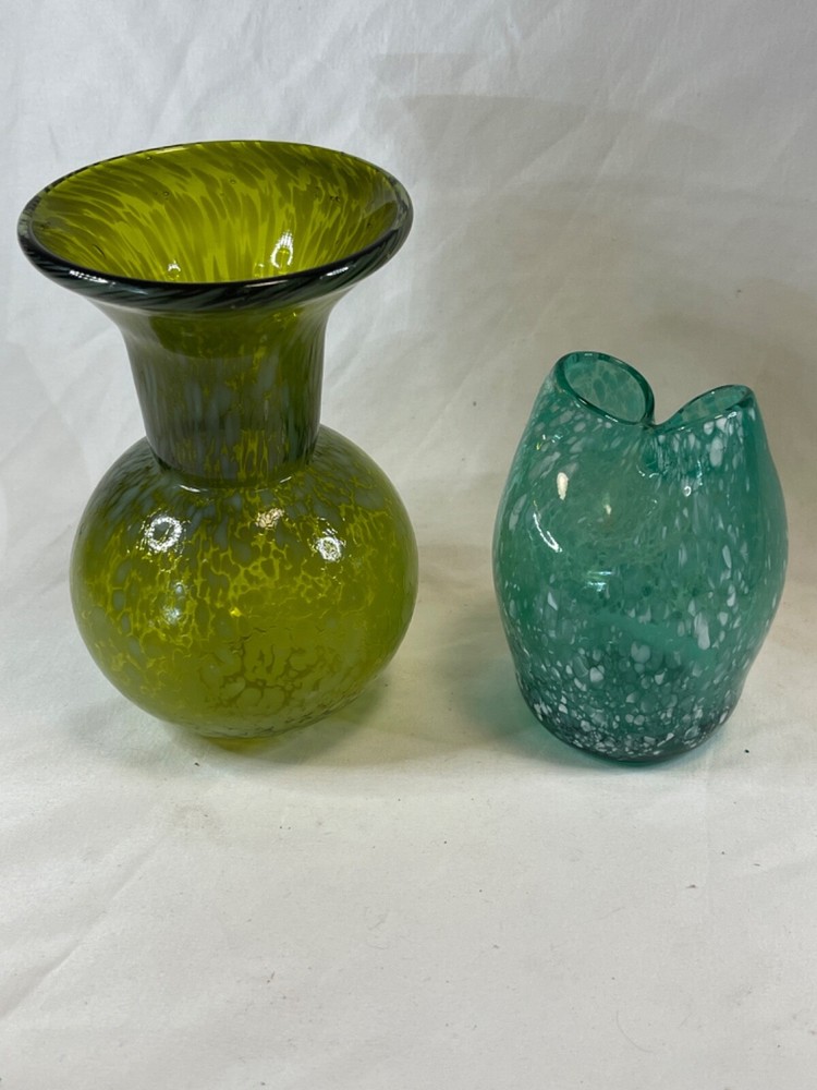 2 blown speckled bud Vases 5441