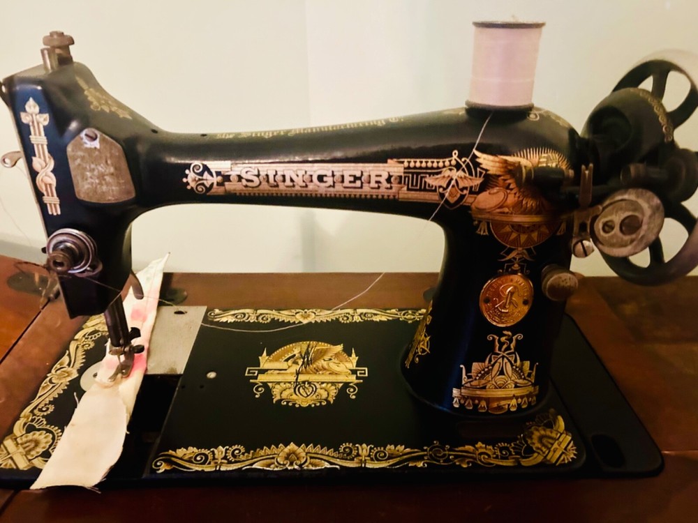 Beautiful singer sewing machine vintage