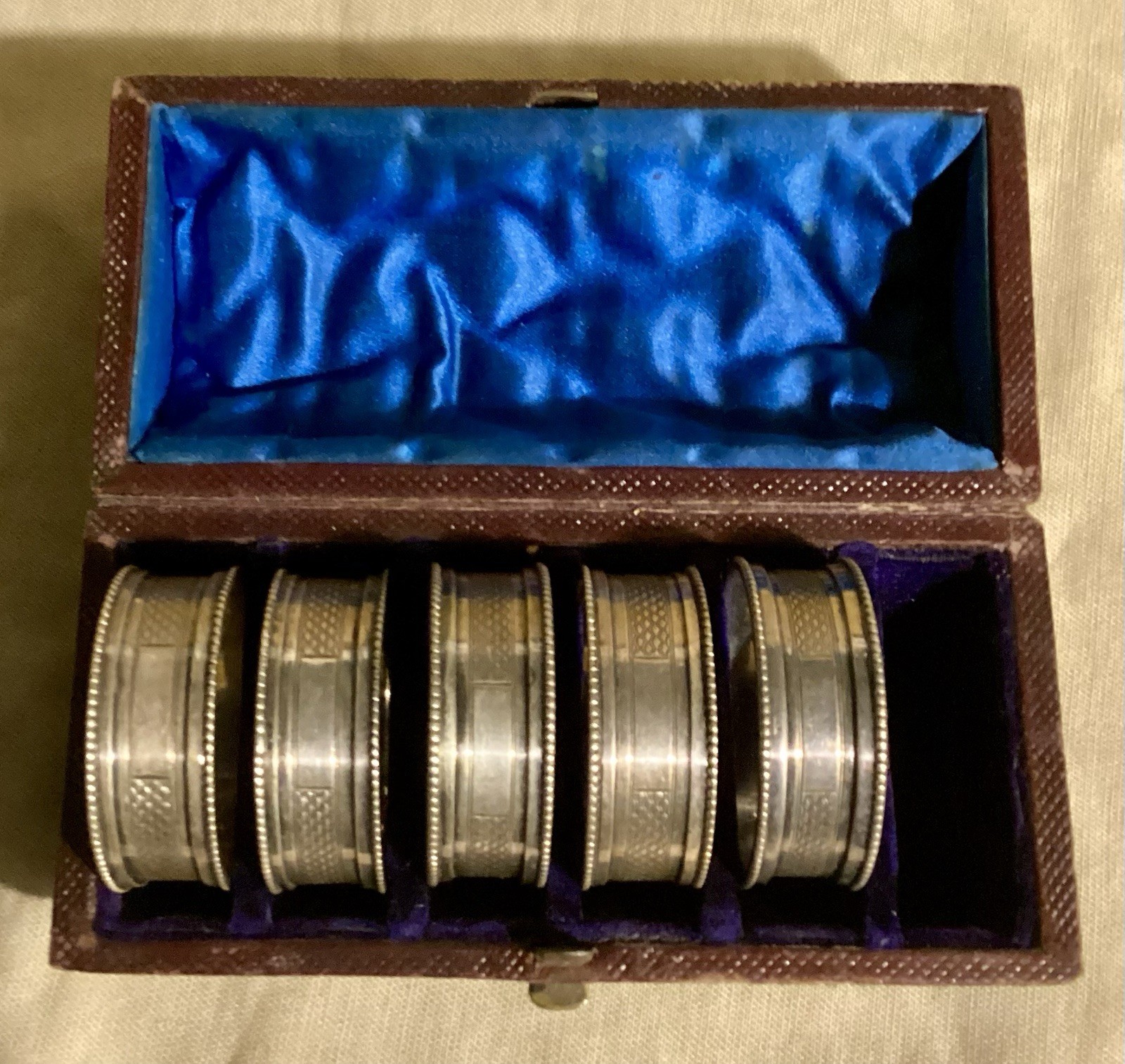 Set Of 5 Silverplate NAPKIN RINGS In Leather CYLINDER Box 1 Missing