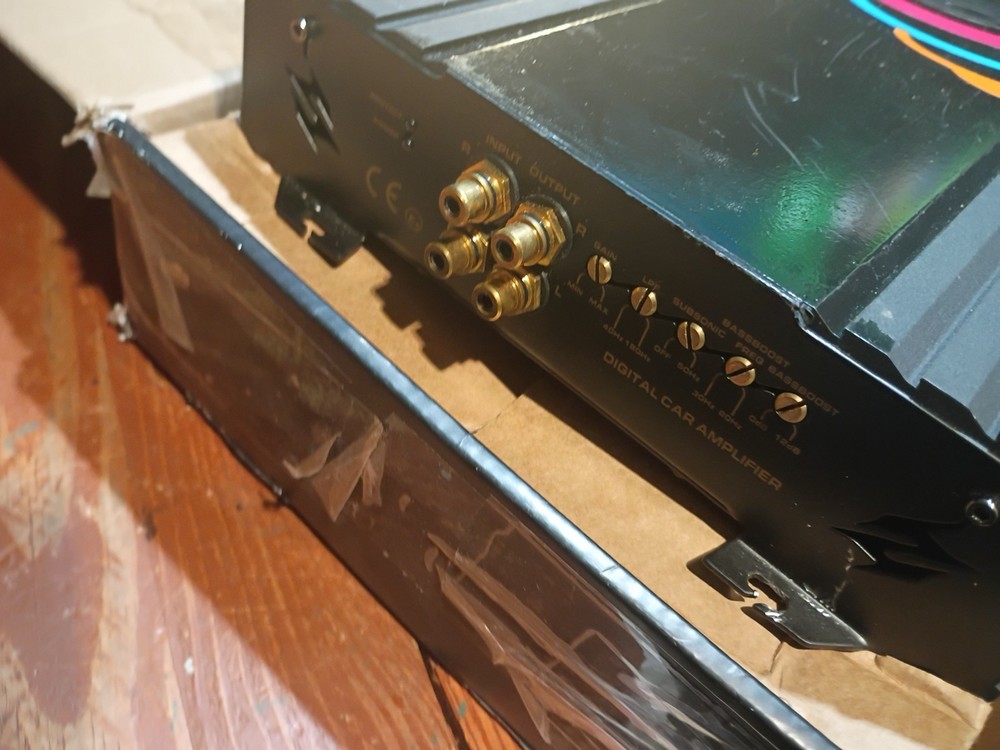 USED 2 WEEKS BERMANS 2500RMS WATT CAR AMPLIFIER CLASS-D 1OHM STABLE.