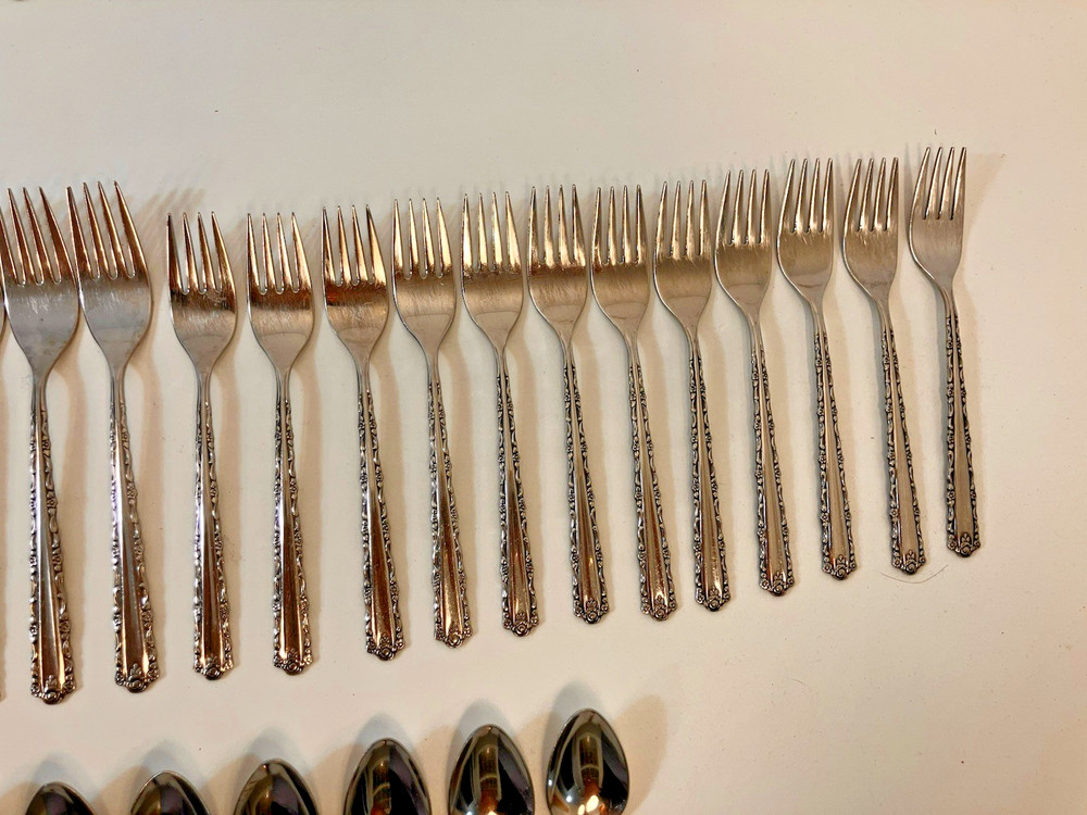 Lot Oneida Cherie Stainless Flatware