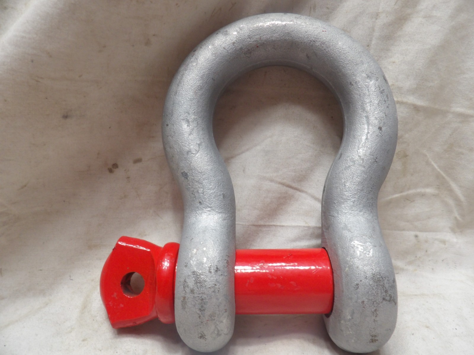 9-1/2 Ton Shackle 1-1/8" Galvanized with Red Pin