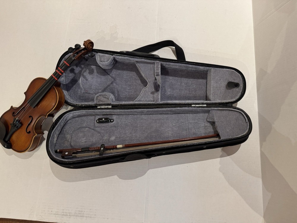 4-Strings 1/8 Violin w/ Backpack Case and Bow.