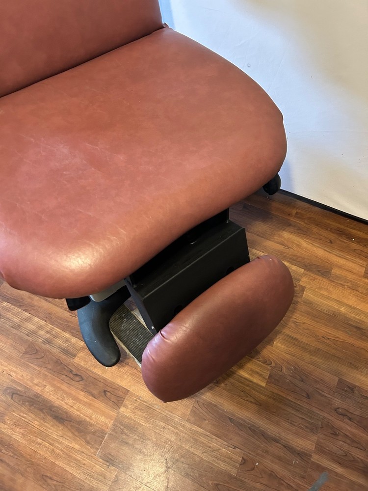 Midmark 630-008 75L Power Exam Table