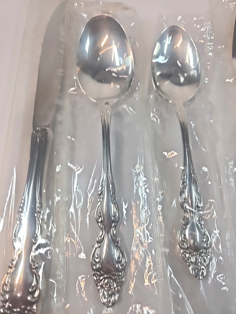 NEW ONEIDA 1881 Rogers Silverplated Silverware Baroque Rose 5 Place Setting