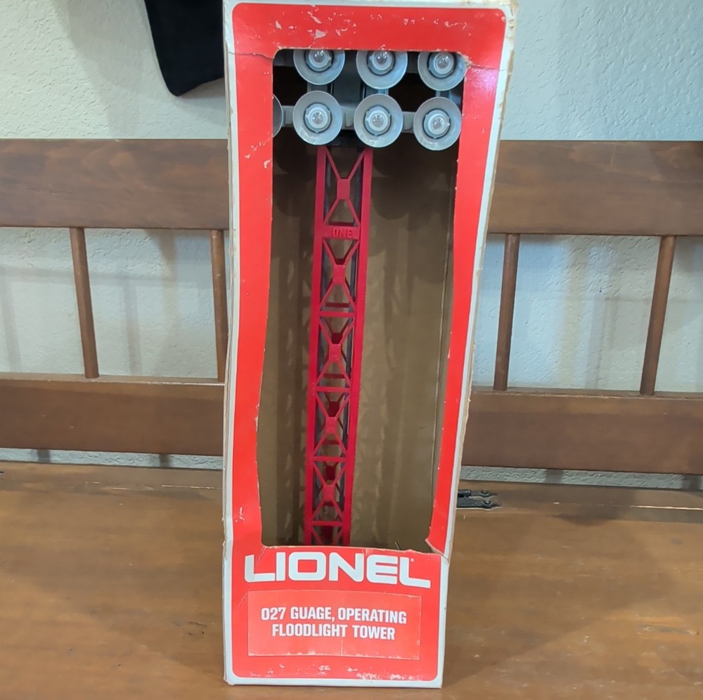 Lionel O27 Gauge Operating Floodlight Tower Plastic Red Silver Light Function