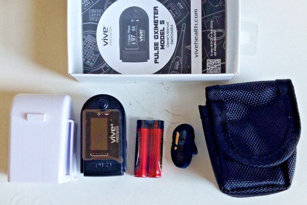 Vive SP02 Pulse Oximeter Model S Fingertip Bluetooth includes Case, Batteries