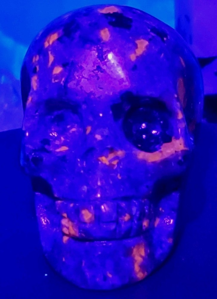 Yooperlite/Flame stone Skull Carving. SUPER UV REACTIVE