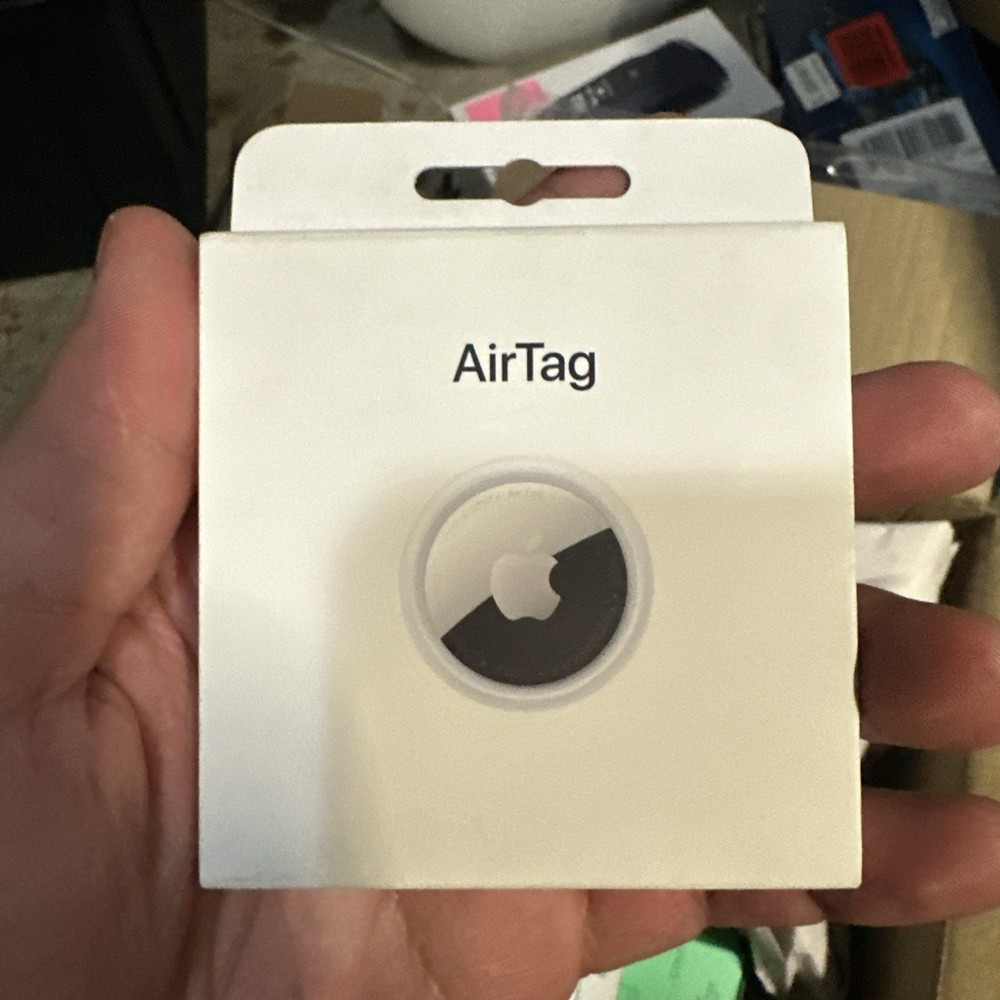 Apple 1st Generation ‎MX532LL/A AirTag Bluetooth Tracker Single for Keys, Wallet