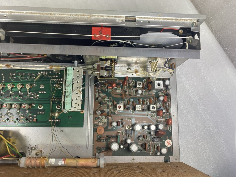 Realistic DX-160 Solid State Communications Receiver Powers On. READ