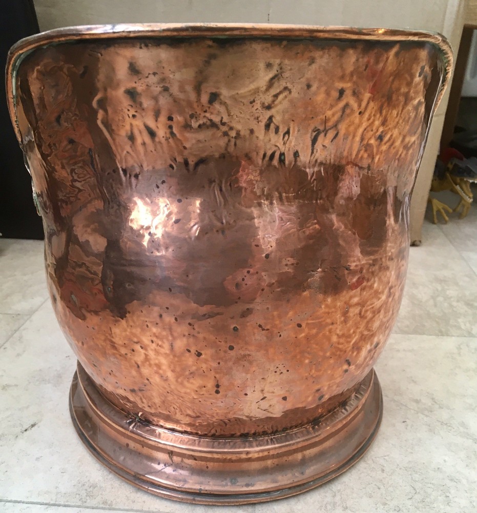 AN ANTIQUE HAND HAMMERED SOLID COPPER COAL BUCKET SCUTTLE CIRCA 1895