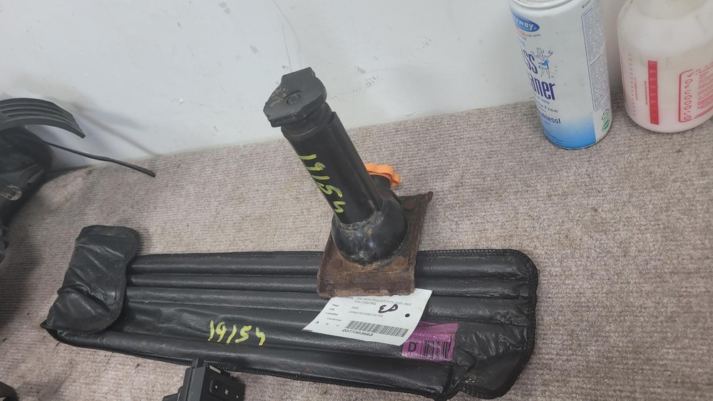 2000-2005 Ford Excursion Jack/Toolkit, Black, 000