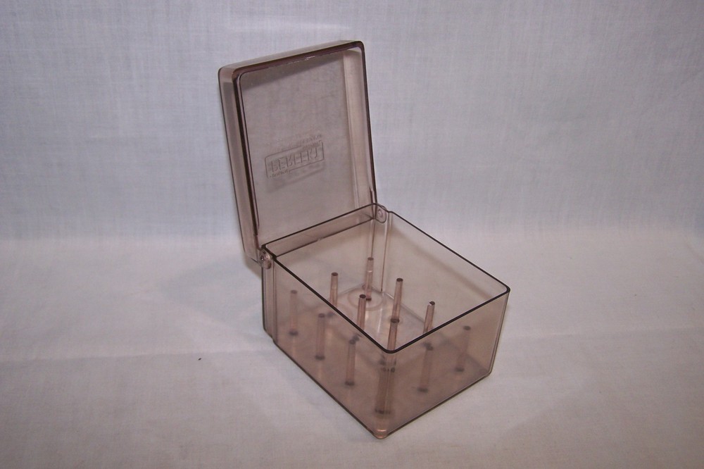 PLASTIC STORAGE SPOOL THREAD BOX WITH HINGED LID