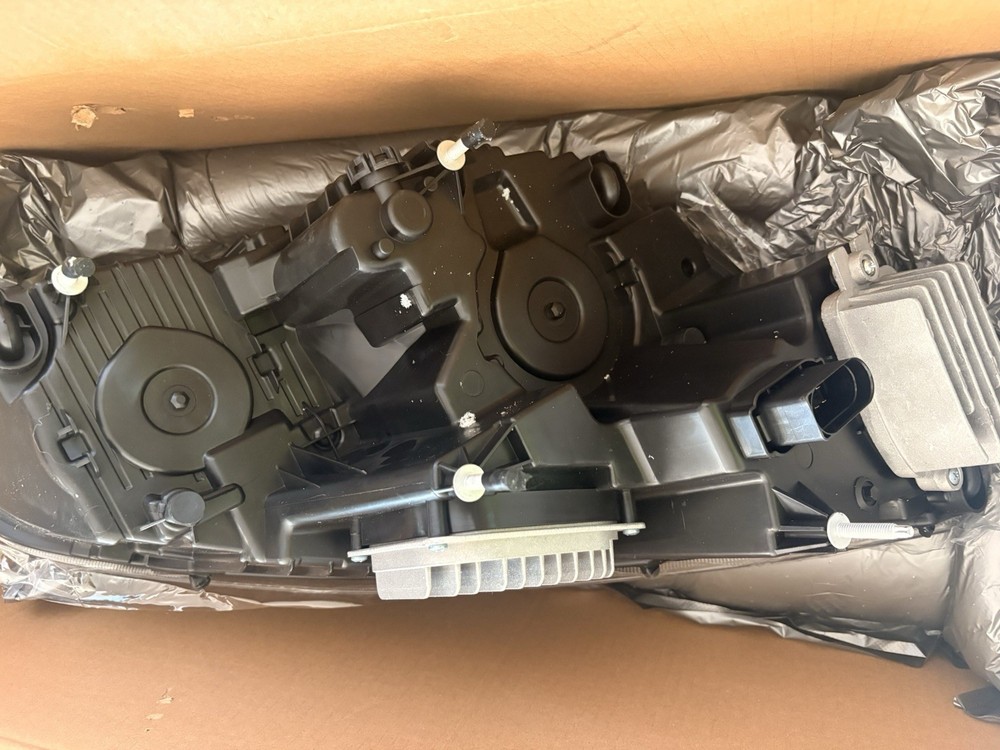 18-21 Freightliner Cascadia Headlight