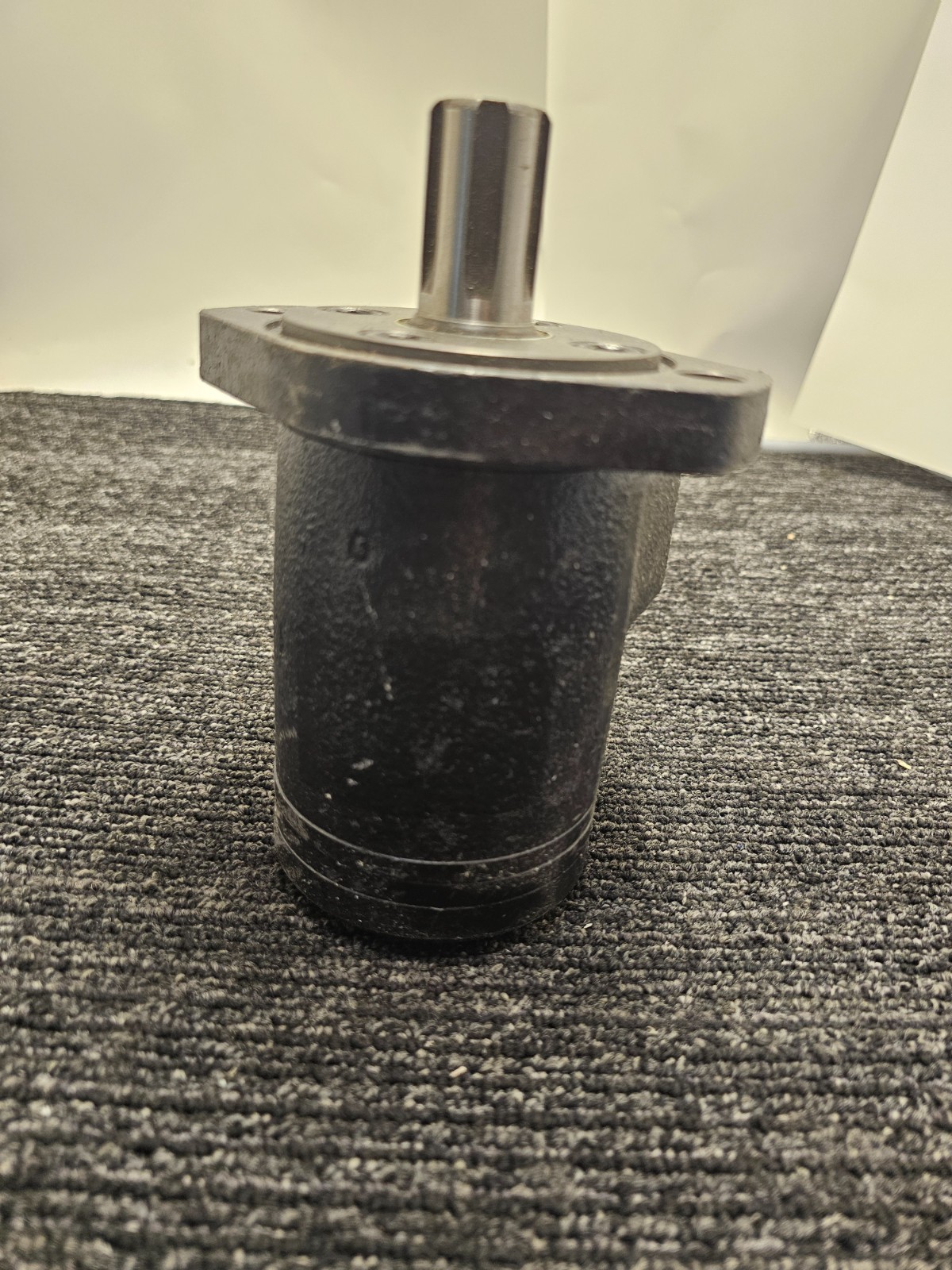 Hydraulic Motor Replacement Heavy Duty 5-1/2" x 5" Size Black, Silver