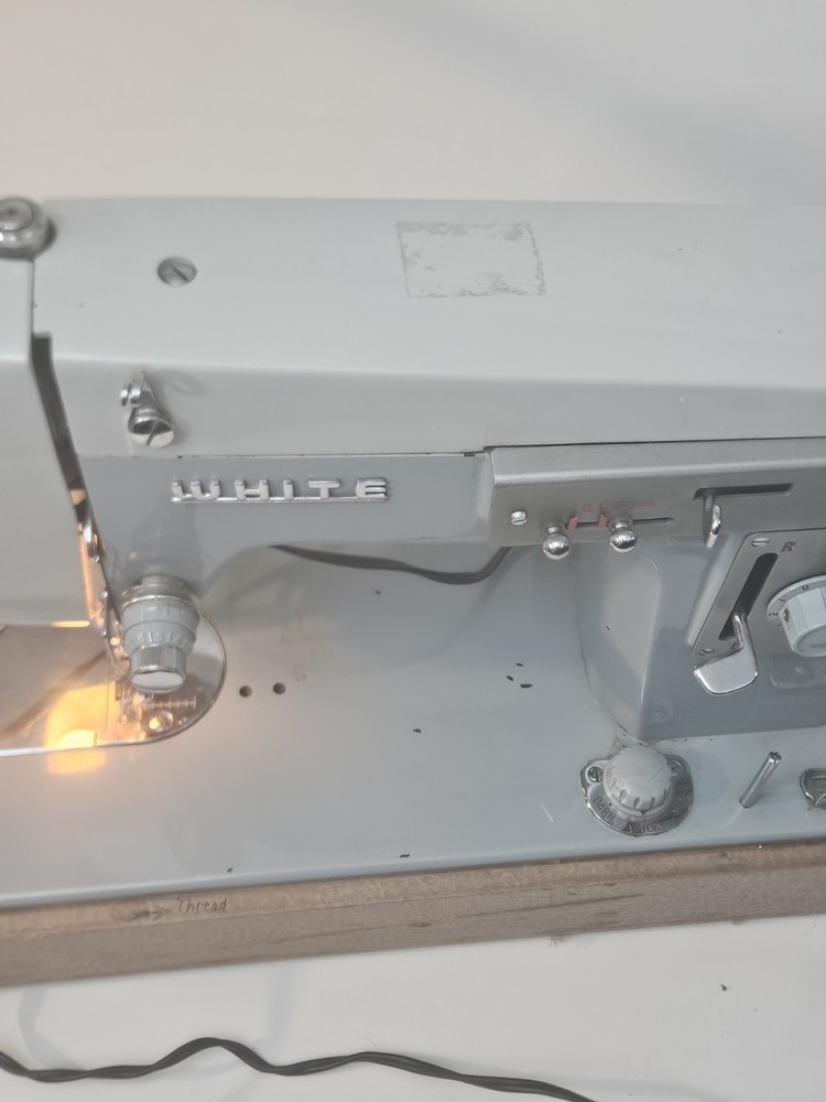 Vintage White Zig Zag model 2134 sewing machine Works!!! With Hardshell Case