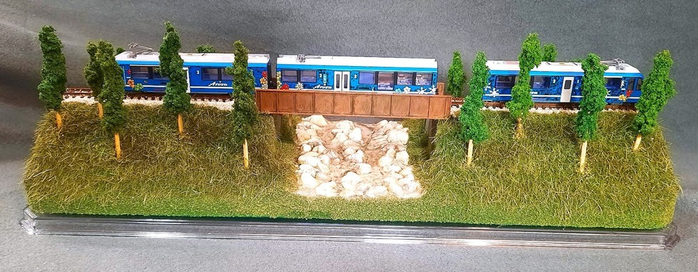 N SCALE- SINGLETRACK 16"- BRIDGE w/ STREAM "SUMMER SCENE" TRAIN DISPLAY CASE