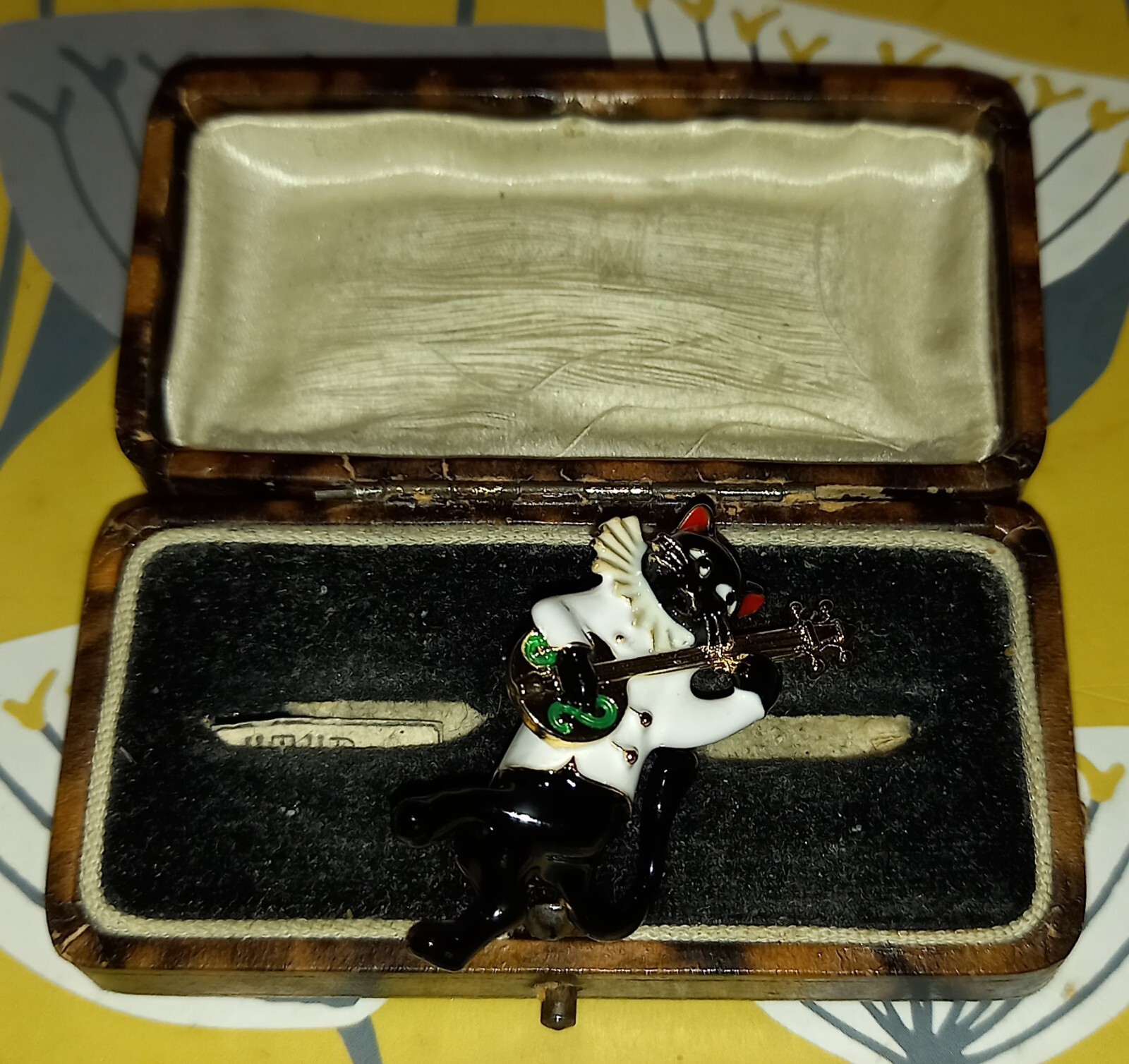 VINTAGE STYLE GOLDTONE BLACK CAT CUTE GUITAR BROOCH QUIRKY UNIQUE UNUSUAL FUN