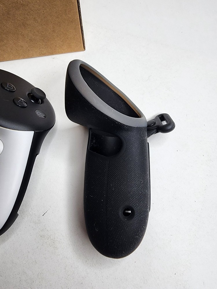 Meta Oculus Quest 3 VR Headset 128GB Headset W/ Controllers + Box