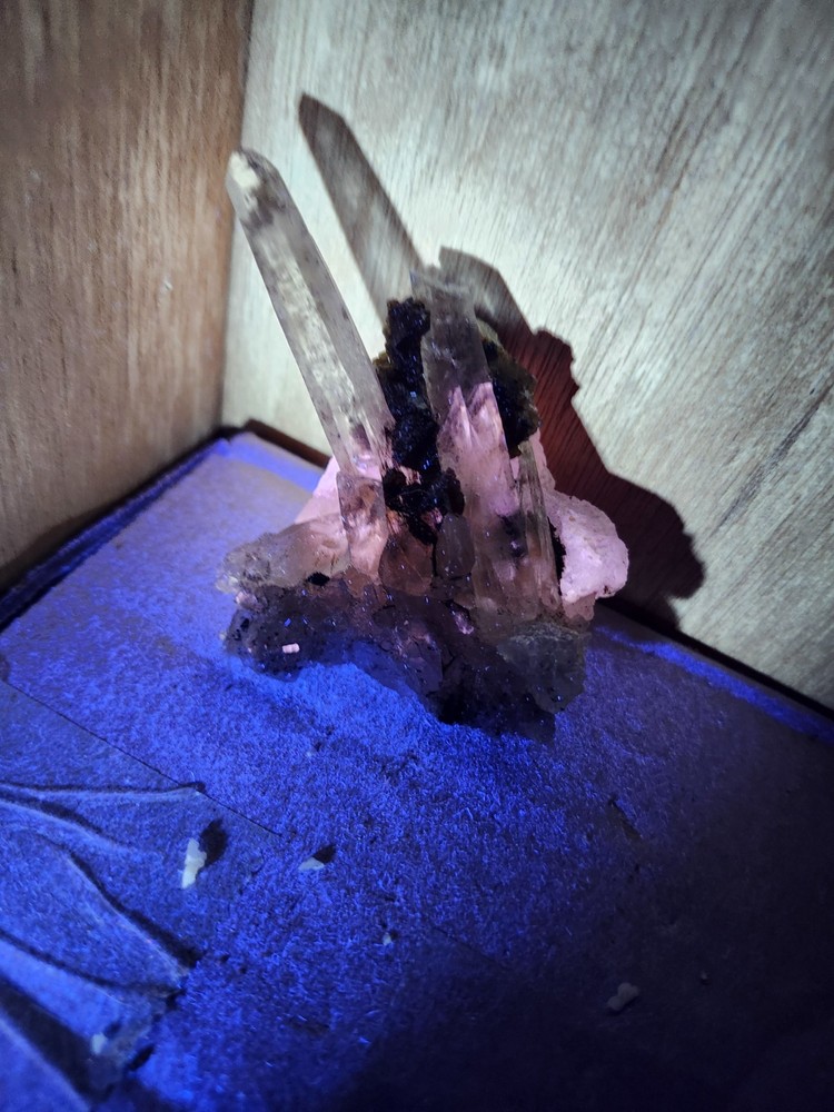 Quartz, Siderite, Fluorescent Apatite, Peru