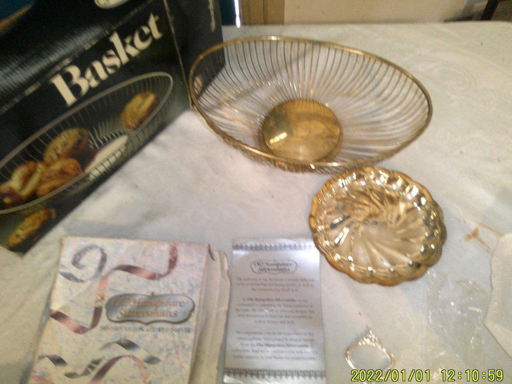 2 OLD SILVERPLATED ITEMS WITH BOXES LEONARD BASKET HAMPSHIRE SCALLOED SERVER