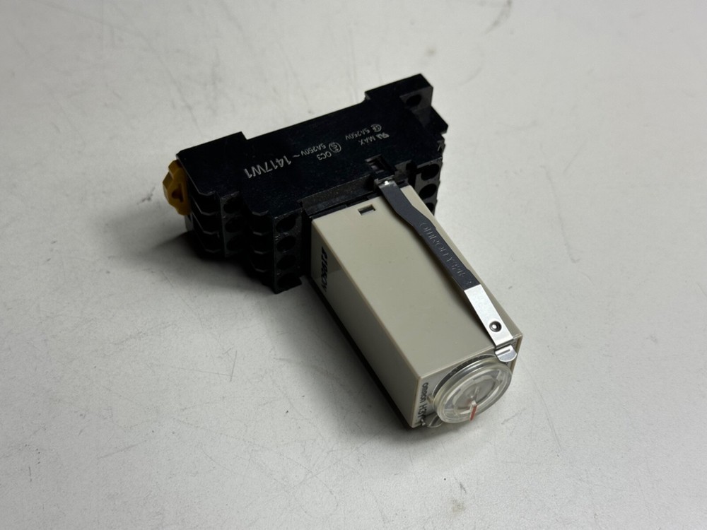 Omron H3Y-4 Second Timer 0-5 sec w/ Base 2-M4X10